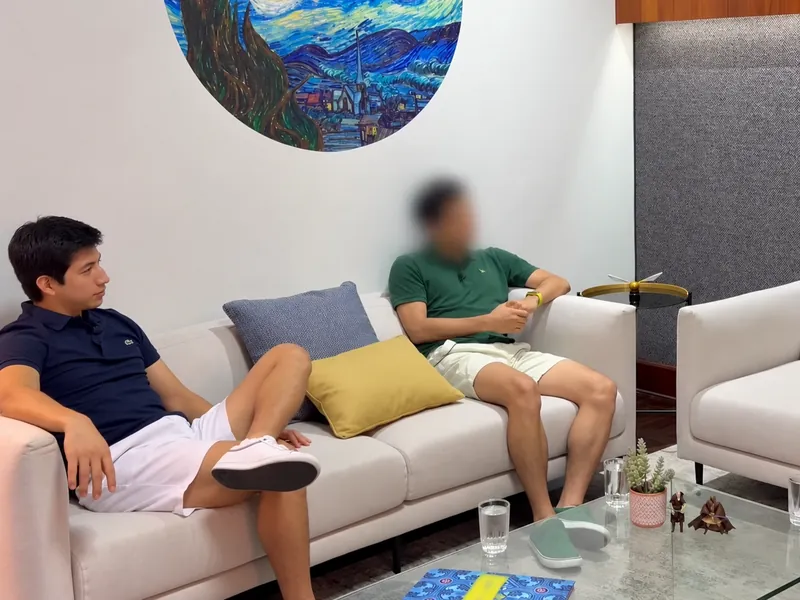 Gabriel en la grabación del podcast NoSoloEsEstudiar