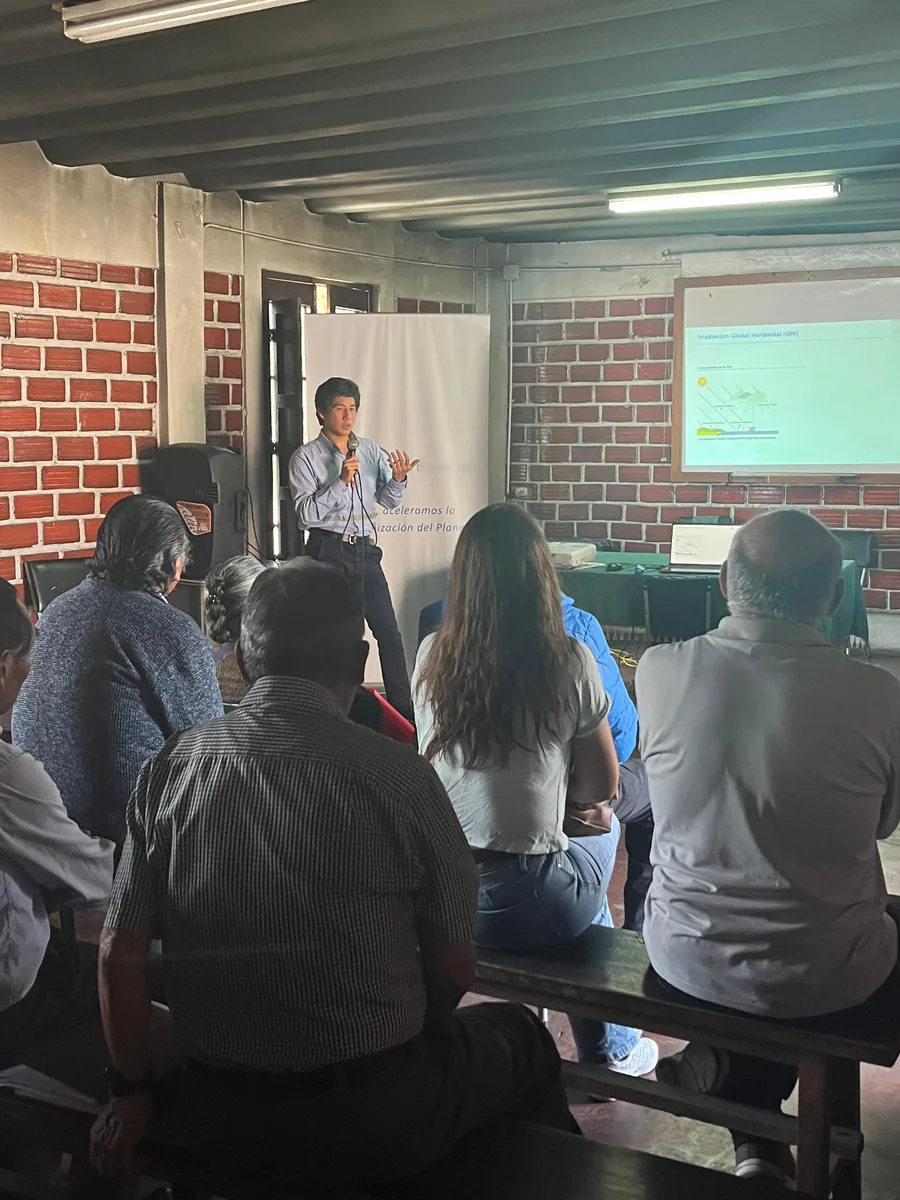 Gabriel Bancayán presentando ante la comunidad local en un taller técnico