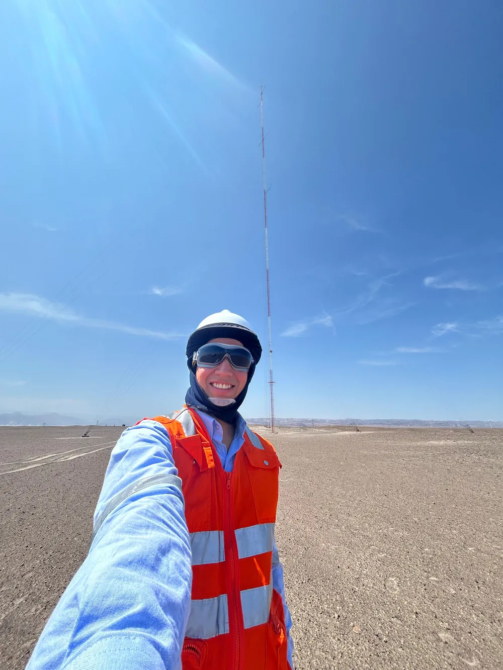 Gabriel Bancayán junto a una torre de medición meteorológica en el desierto
